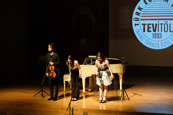 TEVİTÖL’ÜN GÜHER ve SÜHER PEKİNEL MÜZİK BÖLÜMÜ ÖĞRENCİLERİ, YIL SONU KONSERİNDE DİNLEYENLERİ KENDİLERİNE HAYRAN BIRAKTI!